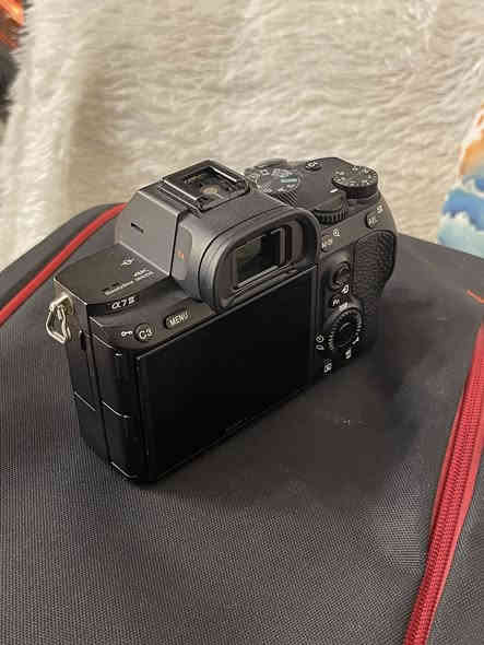 كاميرا sony a7iii للبيع
الكاميرا نضيفه كلش واي خلل مبيها 
نضافه 99‎%‎
الشتر 43الف
السعر مليون و250 
مكاني ميسان وتوصيل متوفر
رقمي للتواصل ***********

