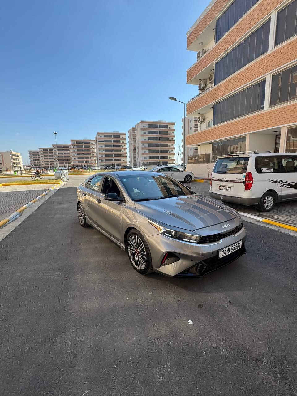 كيا فورتي ٢٠٢٣
لون سلفري 
وارد امريكي
ويل كب رياضي 18 ابو الخط الاحمر 
رادار امامي وخلفي وجانبي
محرك 1600تيربوا رياضي
تشغيل بصمه 
تشغيل عن بعد 
شاحنه واير لس
اشاره في المرأة الجانبيه
شفت ستيرن 
اوتوا هولد
ايقاف ذاتي
مثبت سرعه
مانع انزلاق
تبريد قطعتين امامي وخلفي
شاشه 9انج
كشنات جلد 
علامه جي تي متعددة اللوان
سايدبريك كهرباتي اوتوا 
سستم صوت
ديل كزوز عريض
ضربه خفيفه في الدعاميه بدون ايرباك السيارة مكفوله من الصبغ عدا الدعاميه 
الاماميه 
فول مواصفات عدا الفتحة
للتواصل والاستفسار
***********
