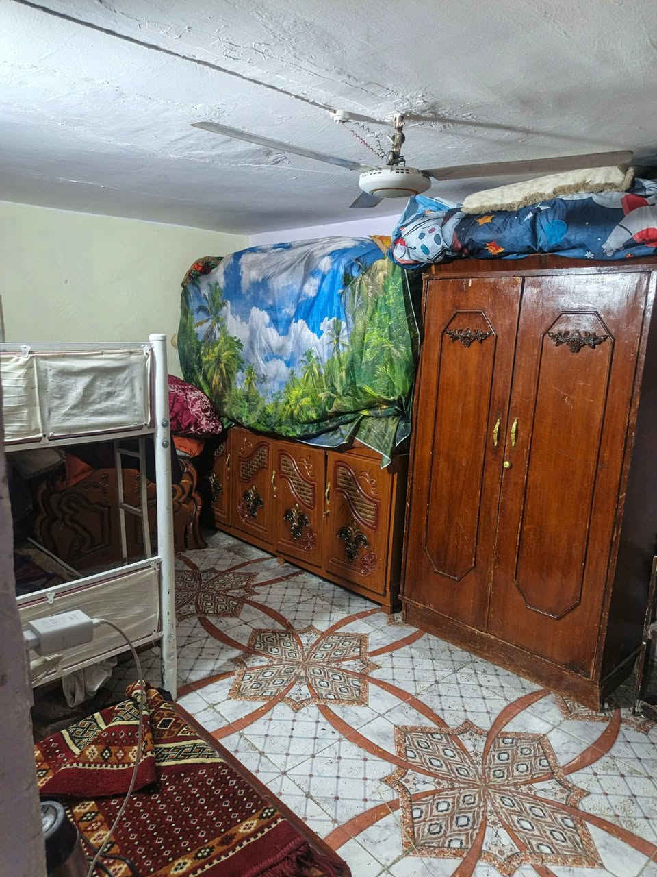 السلام عليكم 
بيت للبيع  بالبشائر بظهر مديرية التربية قريب على الأداره المحليه منطقه حلوه  ع شراعين بصف الركن شارع ٦٠م والشارع الفرعي ١٥ م مساحته البيت ١١٥ واقع حال بالطابوا ٦٨ الواجه ١٣م والنزال ١٠ ونص  البيت بدكوني بي٣ غرف وحده بيها حمام داخلي وصاله ومطبخ وأستقبال وصحيات الاستفسار ‏‪***********
