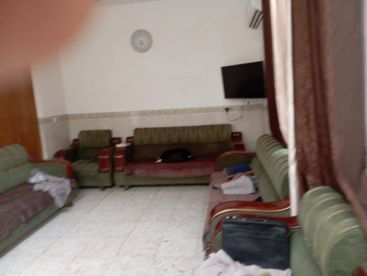 دار للبيع طابقين مساحه ٢٠٠متر خلف المحكمه الجديده بجزائر اربع غرف نوم طابو زراعي سند ٢٥تحويل مباشر السعر ١٥٣ مليون بي مجال بصيط من يرغب بشراء مراجعة مكتب ابو كيان اؤ ***********
