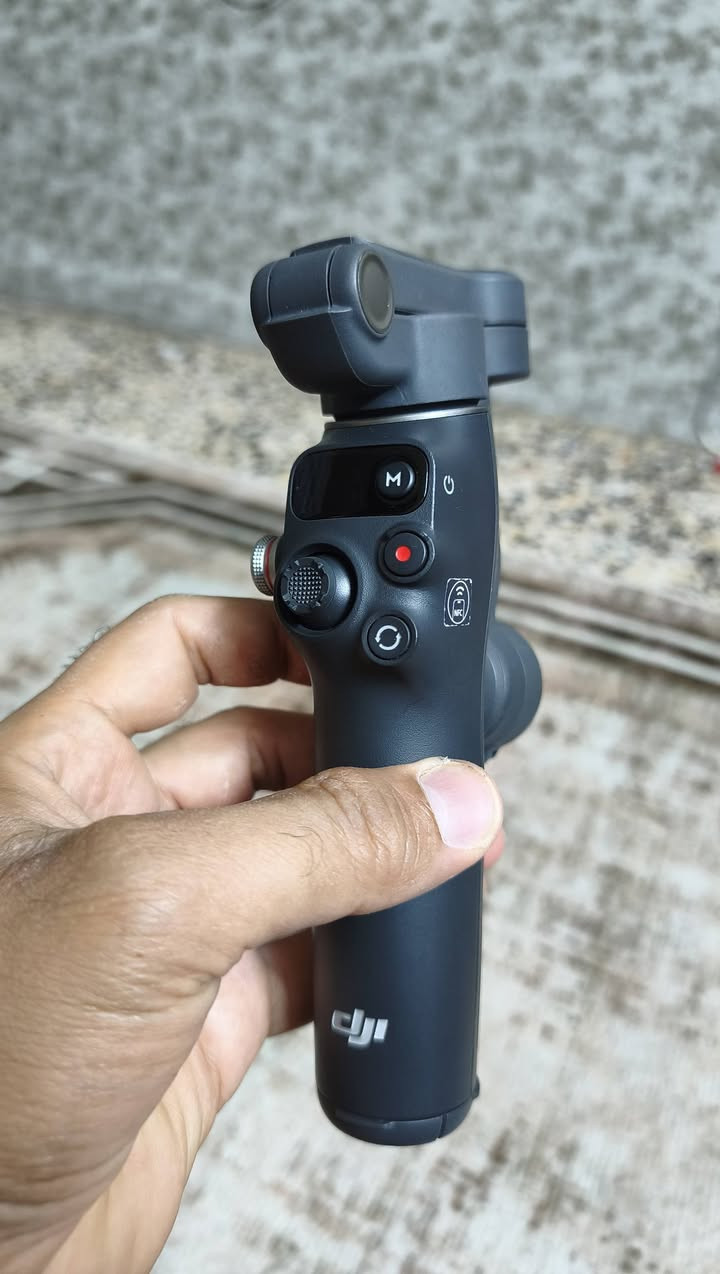 للبيع DJI Osmo Mobile 8 📸✨
مثبت احترافي للجوال بحالة ممتازة.
المواصفات:
✅ تتبع ذكي مدمج مع إمكانيات إضاءة.
✅ دوران بانورامي 360°.
✅ اتصال مباشر بالهاتف لتتبع سلس.
✅ قبضة مريحة للتصوير لفترات طويلة.
✅ عصا سيلفي وحامل ثلاثي (Tripod) مدمجين.
✅ بطارية تدوم حتى 10 ساعات مع إمكانية شحن الهاتف.
✅ مثبت ثلاثي المحاور (3-Axis Gimbal) لتصوير ثابت واحترافي.
✅ يدعم تطبيق DJI Mimo مع شروحات سهلة.
المحتويات:
جهاز Osmo Mobile 8
ماسك مغناطيسي للهاتف
الوحدة متعددة الوظائف
حقيبة حفظ
كيبل شحن
كيبل شحن/صوت للهاتف
💰 السعر: 175 ألف .قفل.
للجادين فقط، التواصل خاص.


**إذا كنت صاحب هذا الإعلان وتريد حذفه لأي سبب، رجاءا أرسل رسالة إلى الدعم الفني**
