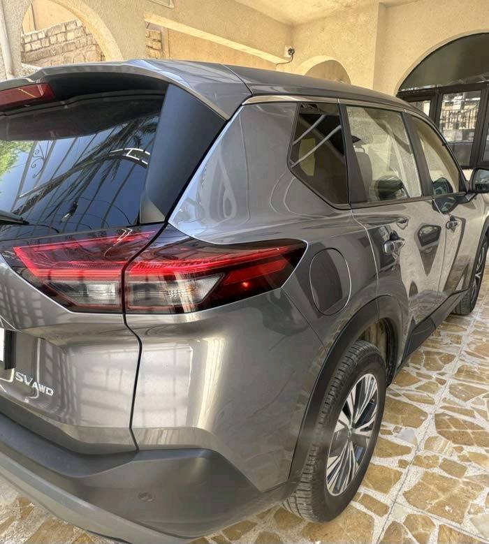 السيارة المعروضة هي نيسان روج جديدة ومصانة بشكل جيد. تمتاز بلونها الفضي الجذاب وتجهيزاتها الحديثة. تحتوي السيارة على نظام ذكي للتحكم وتوفير الراحة للسائق. مثالية للقيادة في المدينة وعلى الطرق الطويلة.