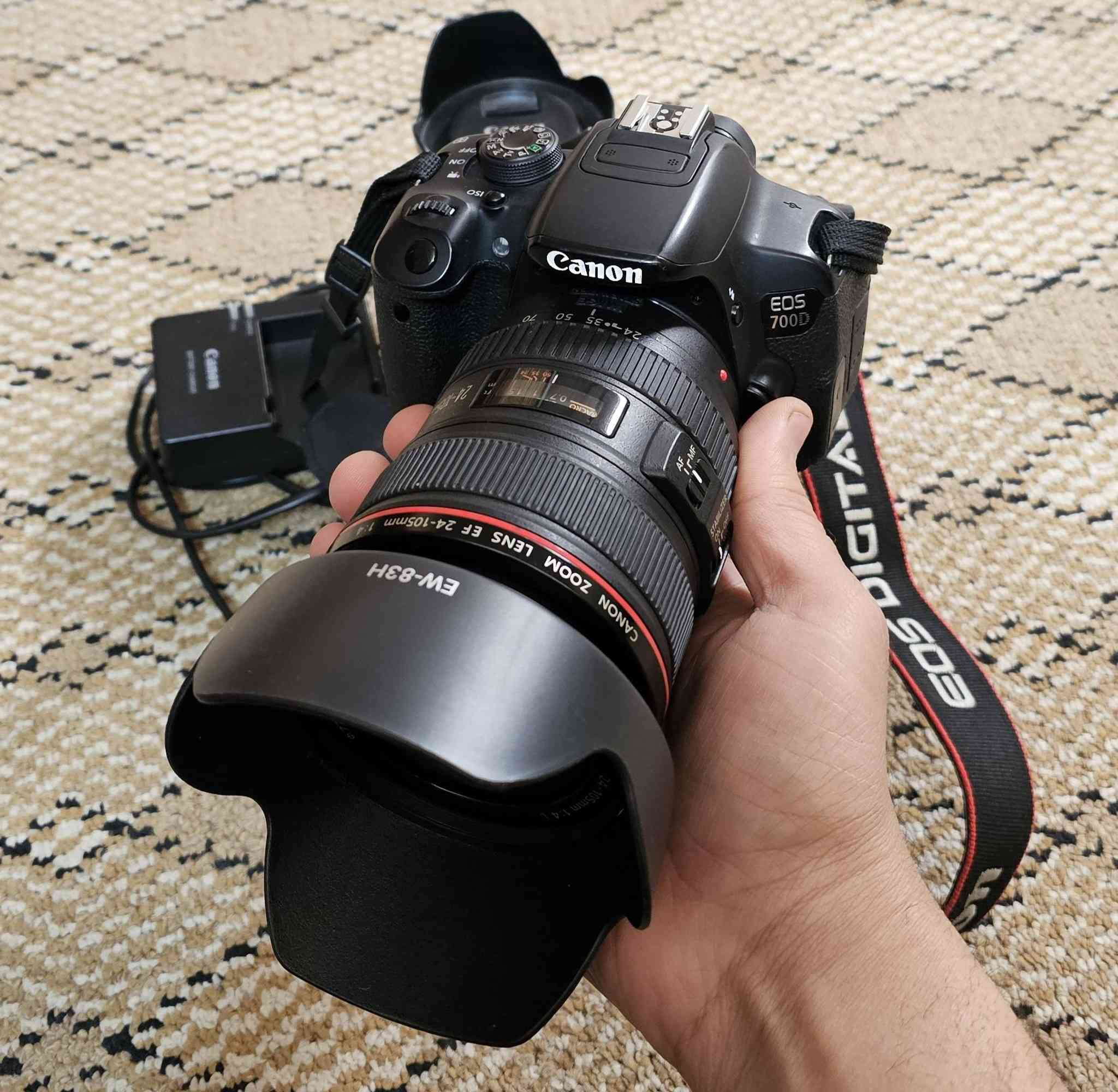 السلام عليكم كامرا كانون 700D 
عدسه 24 105 رنك احمر دبل استبلايزر غني عن التعريف 
عدسه 18 55 
سعر الكامرا وكل الغراض ٧٥٠ الف 
الكامرا كلش نضيفه مثل ماموضح بالصوره واكثر 
اليريد قطعه ١ موجود للتواصل او خاص او الاتصال 
***********
