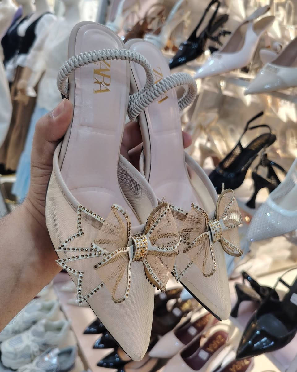 حذاء زارة كوالتي جدا راقي ارتفاع 5سم
قياسات من 37الى 40 متوفر بخمس الوان كما موضح بالصور
عنوان المحل ديالى المقدادية حي المعلمين شارع المخضر مجمع العزاوي مقابل أزياء
يوجد توصيل
واتساب ***********
