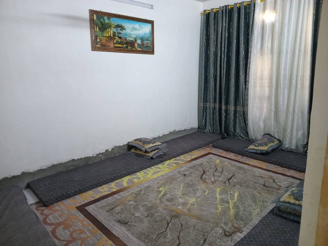 دار للبيع مساحه 100مترطابو زراعي سند 25 يحتوي على غرفه وصاله ومطبخ وحمام ومنور سكف  سندويج على شارع عريض قريب على تبليط. العنوان بغداد الكرخ منطقة الدوانم نهاية شرطه الخامسه قرب البياع والسيديه استفسار اتصل على الرقم *********** يوجدواتساب.  السعر 38مليون وبي مجال
