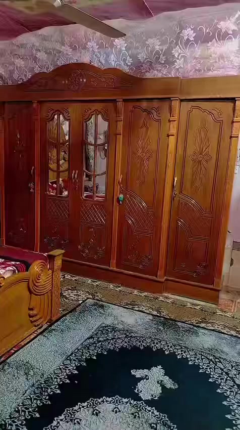 سلام عليكم اخوان غرفه جديده خشب تركي اصلي لبيع صاحبه مستعجل على بيع***********
