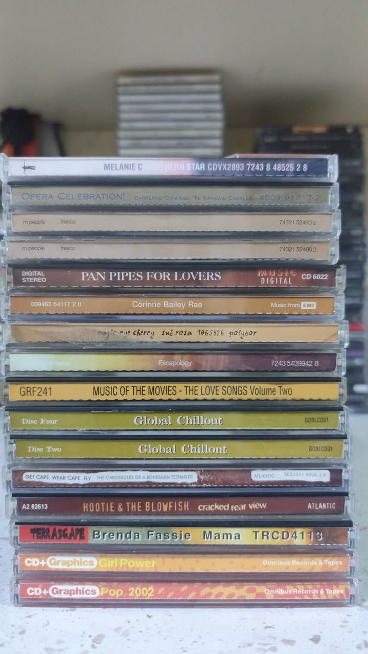 نسخ اصليه من 150 قرص CD مضغوط منوعات اجنبيه  موسيقيى متعددة - روك/بوب/أغاني قديمة/ شلاغر/ موسيقى افلام عالمية/ اوبرا /سلو / الطلب على الواتساب *********** البيع شلعات فقط
