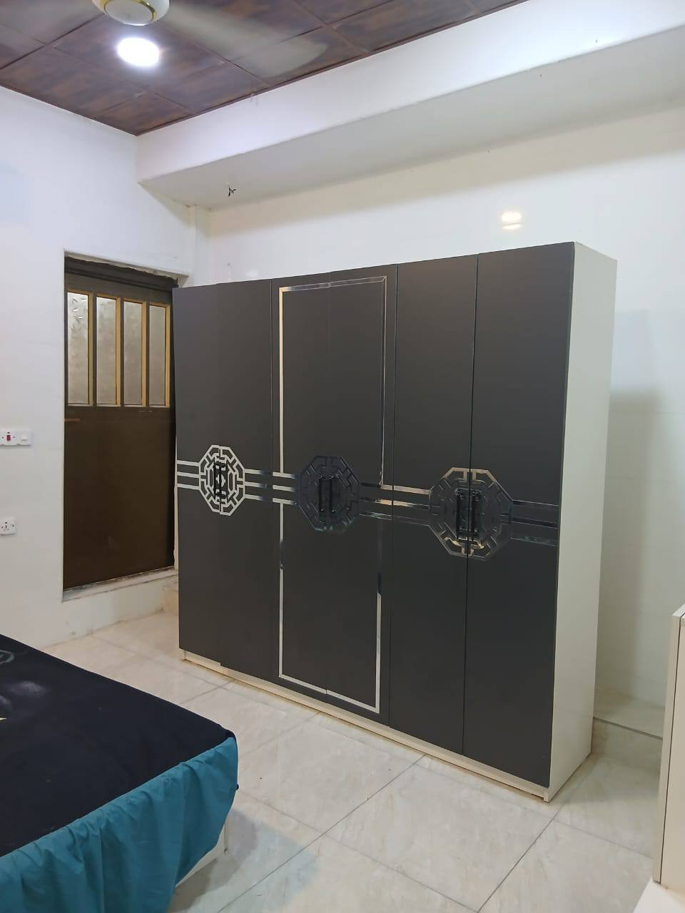 السلام عليكم ..شكرا لأدارة الكروب ..للأيجار شقة مؤثثة ط ٢ للطالبات او عائلة صغيرة ..العنوان الدورة شارع ٦٠ متكونة من غرفتين نوم   ...للعلم الايجار شامل النت والسحب والكهرباء الوطني والماء  ...بدون دلالية .  للمعلومات الاستفسار  *********** ..واتس اب او مازنجر  ...الصور مرفقة بالمنشور .
