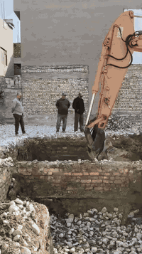 مستعدون الهدم الدور ورفع الانقاض للاستفسار الاتصال على الرقم ***********
