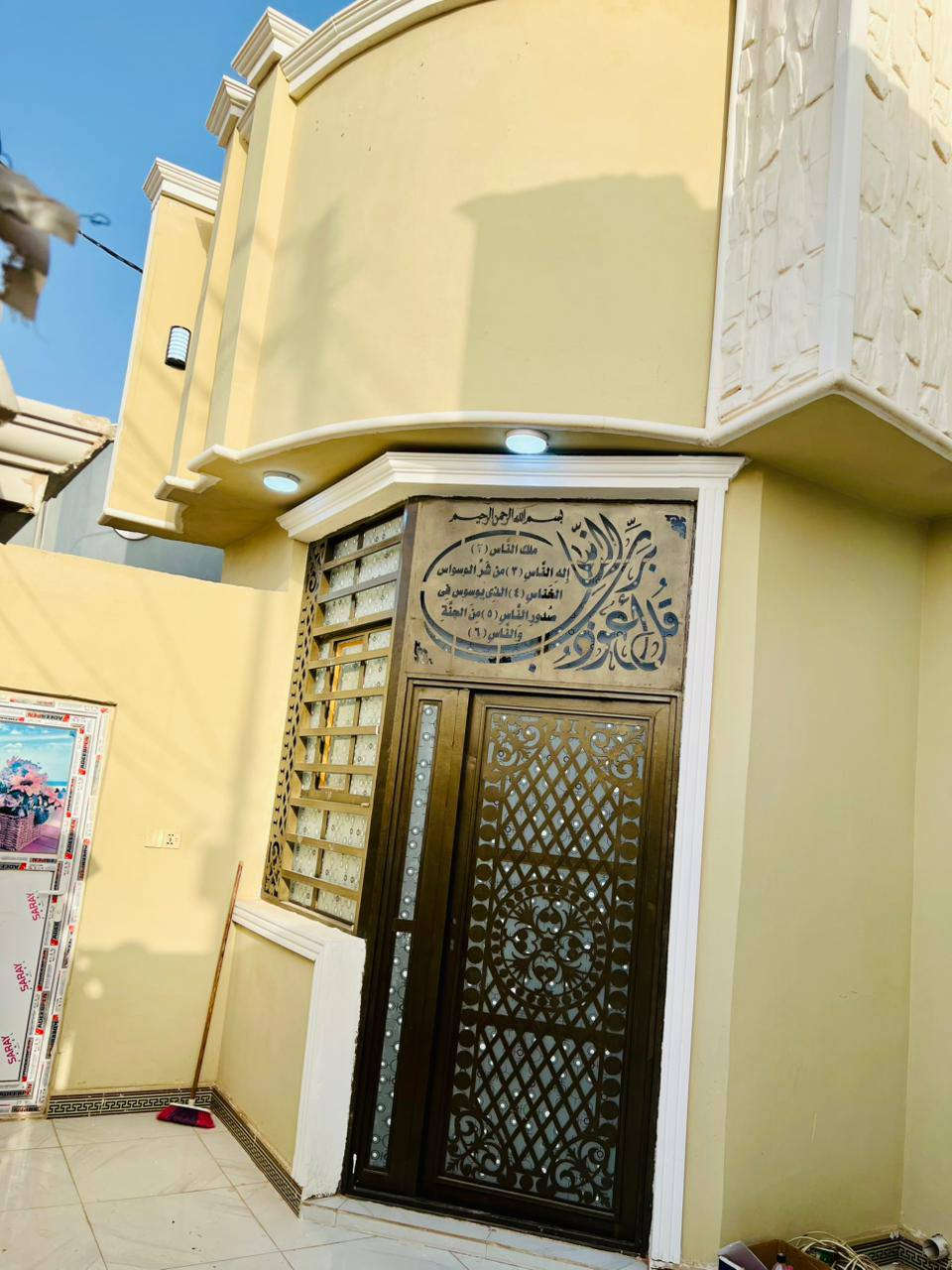 السلام عليكم 
🏡الدار للبيع🏡
بمساحة/160م
✅ #طابو_زراعي_سند_25_أقرار_محكمه
الموقع: طريق نجف كربلاء عمود 110/نهاية شارع الصب يبعد عن الطريق العام 400متر

مواصفات البناء: #يحتوي_على
2 غرفة/ صالة معزولة/مطبخ معزول/ صحيات داخليه+صحيات خارجيه / مكشوفات 2/وكراج جبير
بناء مرتب (أساس + سقف كونكريت + طابوك)
أرضية بورسلين أبو الـ 60

الخدمات:#بعد_عن_سوق 5دقايق
ماء كهرباء مدارس سوق تبليط مولد

للاستفسار والاتصال:‏

 ‪0785 826 5786‬‏
