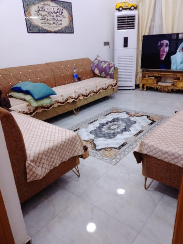 بيت للبيع مساحه 100متر بناء حديث  طابقين يتكون جوه صاله ومطبخ وساحت درج وغرفت نوم وخدمات   جوه وفوك غرفتين وساحت درج فوك وحمام عنوان سكينه   شارع 15 الجبهه مال البانزين خانه  سادس فرع عن البانزين خانه  التواصل رقم*********** السعر 140وبي مجال مستعجل على بيعته
