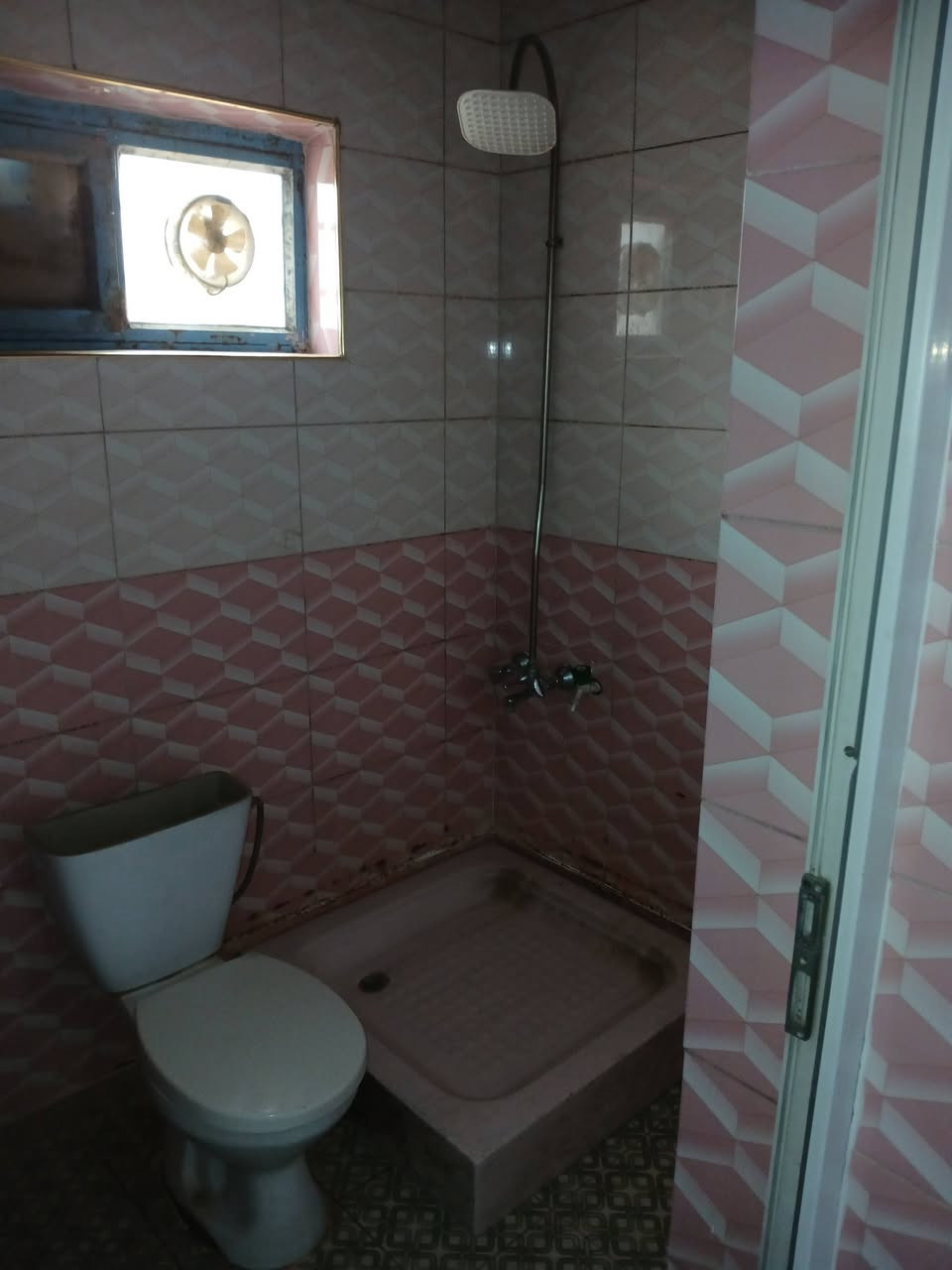 السلام عليكم من رخصة الادمن ، شقه جديده مساحه ١٣٥م في حي العامل بغداد محله ٨١١ زقاق٣٣ . غرفتين وصاله وحمام غربي ومطبخ سيراميك  قرب سريع حي العامل . للتواصل واتساب***********
