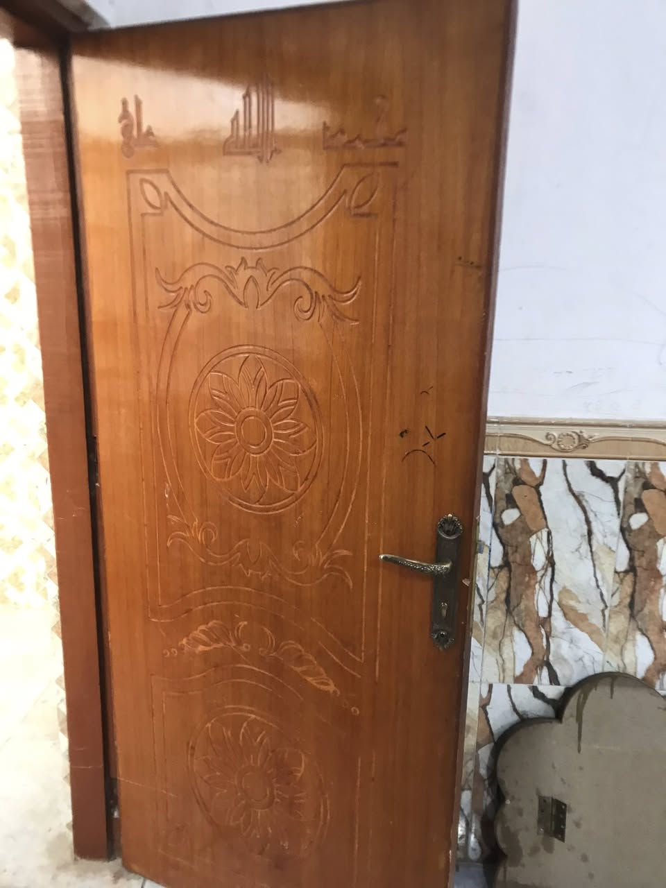 يوجد ابواب غرف عداد 4تزكام مستخدمات  ***********     الطول  2متر  العرض 90سم
