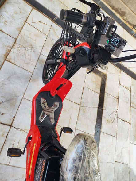 السلام عليكم .. 
دراجه شحن للبيع 
المواصفات + التفاصيل : 
١. حجم ( 20 ) .
٢. عدد البطاريات ( 4 ) جدد شرط الفحص .
٣. ملف 450W - السرعه القصوى ( 90 ) + السرعه الحقيقيه ( 70 ) - مثبت سرعة .
٤. سويجين + بصمتين + تشغيل عن بعد . 
٥. شاشه ديجيتال تقرا الفولتيه والمسافه المقطوعه .
٦. بريكات امامي و خلفي + دبلات . 
٧. ستاند ( موبايل ) . 
٨. MP3 بلوتوث .
٩. مدخل USB، شاحن موبايل . 
-------------------------------
 الدراجه جديده بمعنى الكلمه نظافتها تقرأ بالصور
- السعر : ( ٤٠٠ ) الف  وبيه مجال 🌹
- المكان : ذي قار ـ قضاء النصر ـ قرب دار القران 
 للإستفسار الاتصال على الارقام : 
 ***********
***********
