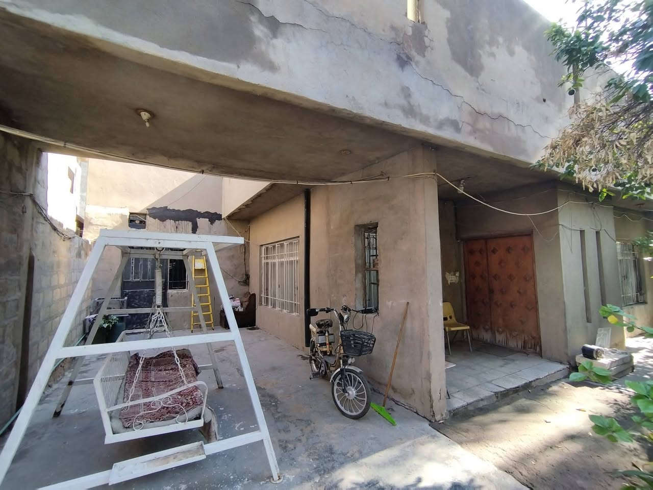 🏠 بيت للبيع – موقع تجاري مميز جدًا 🏬
📍 الدورة – شارع 60 الرئيسي (شارع تجاري حيوي)
💰 بسعر مميز
🔹 المساحة الكلية: 642 متر
🔹 الواجهة: 15 متر
🔹 العمق: 42 متر
🔹 الطابو: صرف 100%
🔸 مواصفات العقار:
4 محلات تجارية
شقة سكنية فوق المحلات
مخزن فوق الشقة
حديقة واسعة بمساحة كبيرة
بيت مبني بمساحة 150 متر
✨ فرصة استثمارية ممتازة (تجاري + سكني)

📞 لستفسار والتواصل:
***********
