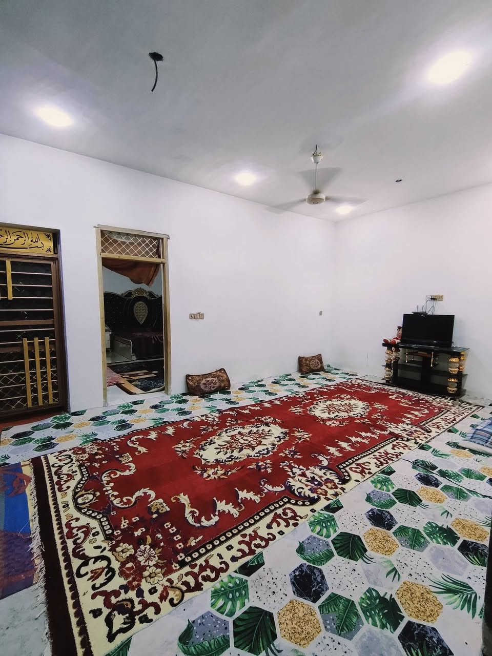 بيت طابو زراعي سند 25 مشمول بالتطويب مساحة 220
يحتوي على "
غرفتين نوم وحده جوه و وحده فوك
صالة
براني
مطبخ
صحيات داخلي وخارجي  
حديقه
كراج سيارة
باب مدخل 2
نقوصات البيت:
 ارضية الصالة
سيراميك الحمام الداخلي
سيراميك الدرج
سيراميك المطبخ
تكملة سيراميك الحمامات 
اما الباقي كله مكتمل 
بناء درجة اولى البيت كله طابوگ 
الاساس والسقف صب كونكريت مسلح 
شوارع تبليط وجميع الخدمات متوفره ماي كهرباء مدارس كافة الخدمات 
العنوان :
قرب حي الزيتون بنزلة سيد هاشم قريب ع شارع العام 
سعر 65 وبي مجال للشراي  
شراي اتصل على الرقم: ***********
