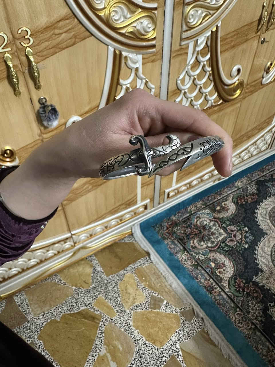 سلام عليكم سوار سيف لإمام علي فضه عيار 925 للبيع 20 غرام وعندي زنجيل 70 غرام للبيع هم عيار 925 ايطالي وعندي سوار 10 غرام هم ايطالي سعر لغرام 4
مكاني بغداد شراي اتصل 
***********
