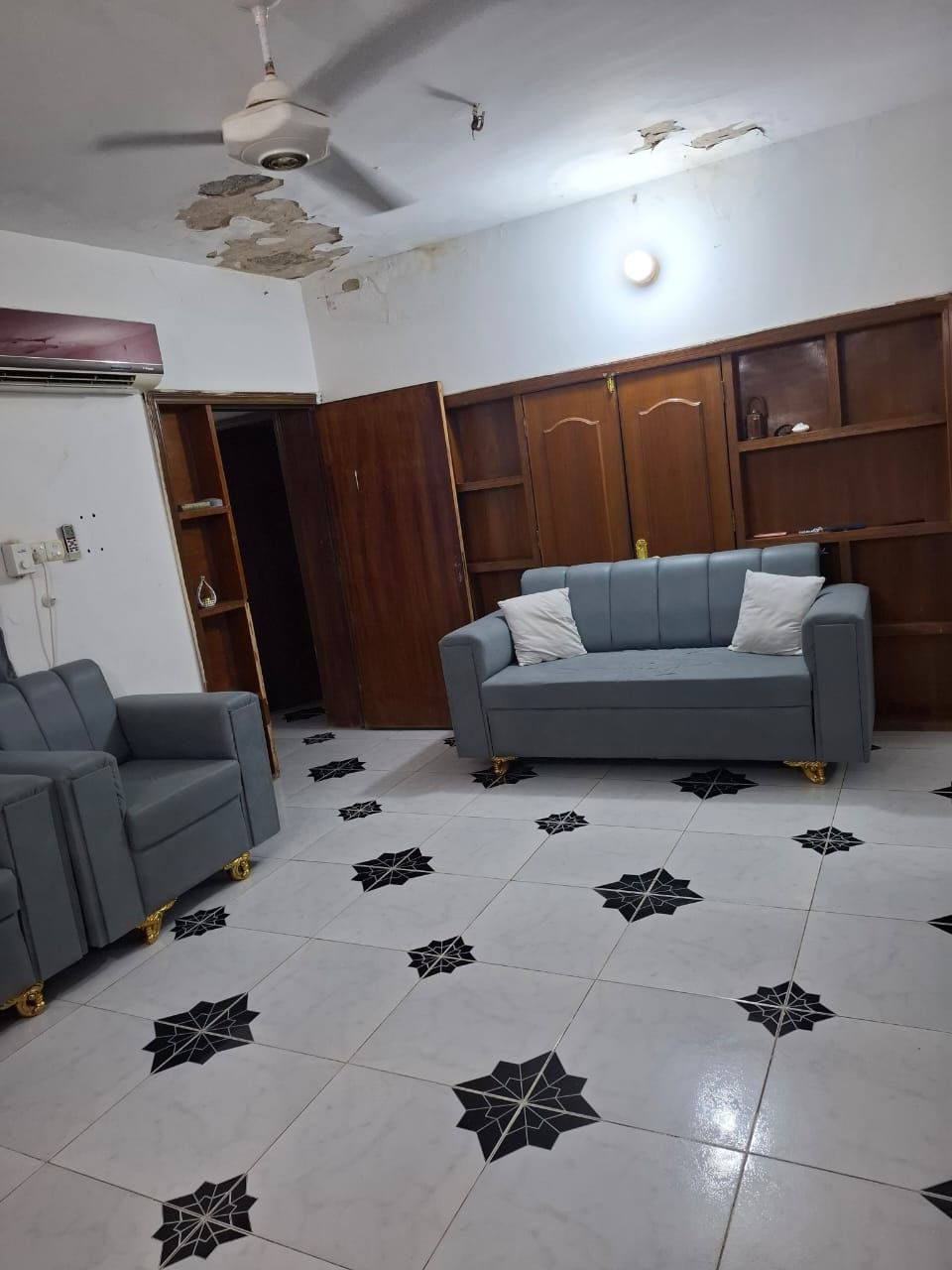 السلام عليكم 
قطع من دار غير مفصول للبيع في الحي العسكري قرب جامع الحسين 
المساحة ٢٠٠متر
واجهه ١٠ نزال ٢٠
شارع ٨ متر
 
السعر ١٦٥ مليون وبي مجال 

للاستفسار 
***********
