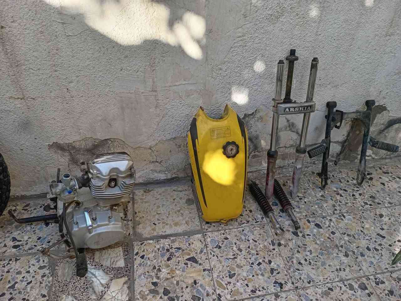 غراض اربعه كير شتريد موجود وياله نضاف كلش وره وكدام ومحرك صالنصه وتانكي وكشن وسله كهربايات جدد شغالات وستيرن دبلات وره وكدام ماشه خلفيه كلمن وسعره ***********

