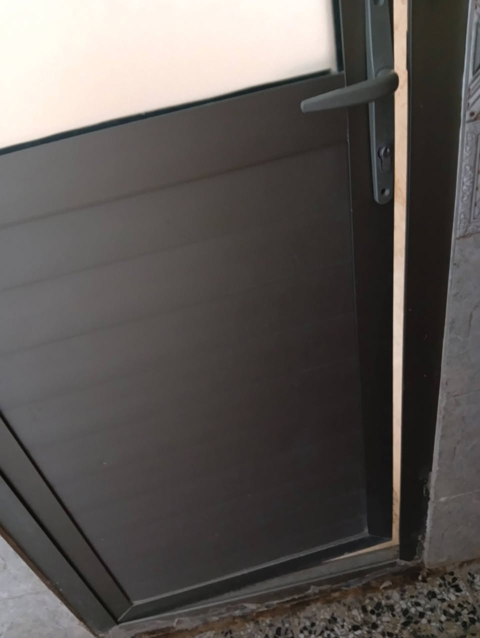 بيت للبيع مساحه 100مترا كامل يحتوي ع غرفه استقبال وصاله مطبخ وخدمات وطرمه العنوان نهايه الأربع شوارع بشارع سكله الركابي السعر 55وبي مجال للاستفسار ***********
