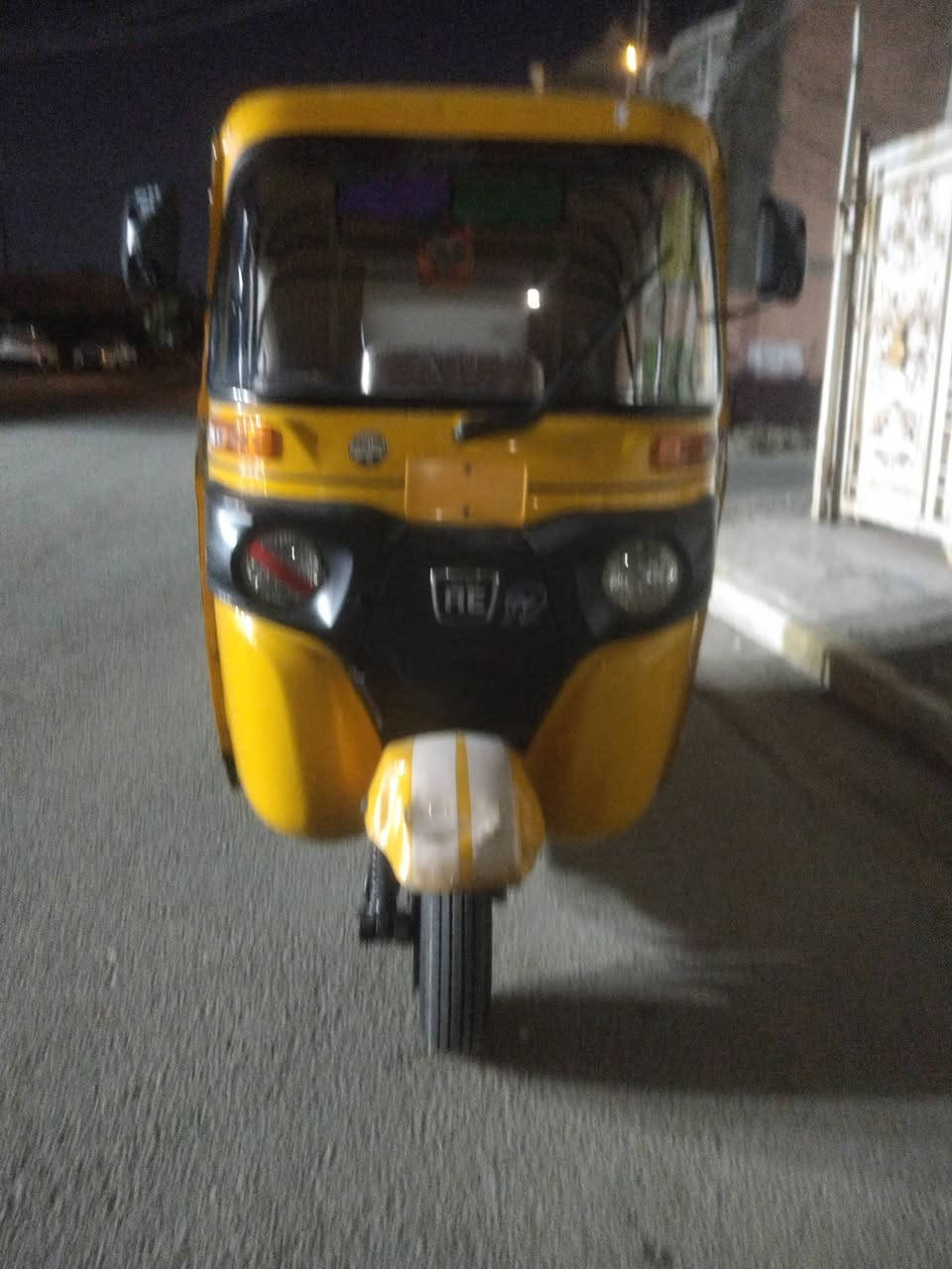 سلام عليكم تكتك 21تكتك مثل ما واضح كدامك نضيفه واي نقص مابيها يعني تاخذها بوجهك للشارع تخم تاير جديد جادر جديد تغليف كشنات ونايلون رقمي متوفر وتساب وعل خط ***********
