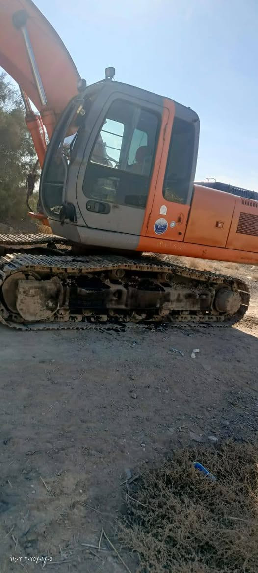 حفاره زت موديل ٢٠٠٥ للبيع مكان بغداد مكلف بل نشر للاستفسار على رقم ***********
