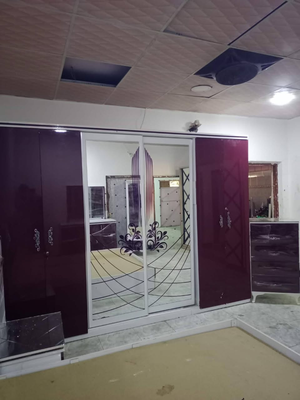 غرفه نوم للبيع شرط نظافه كامل سعر 450 الف شراي يخابر رقم مكان كركوك ***********
