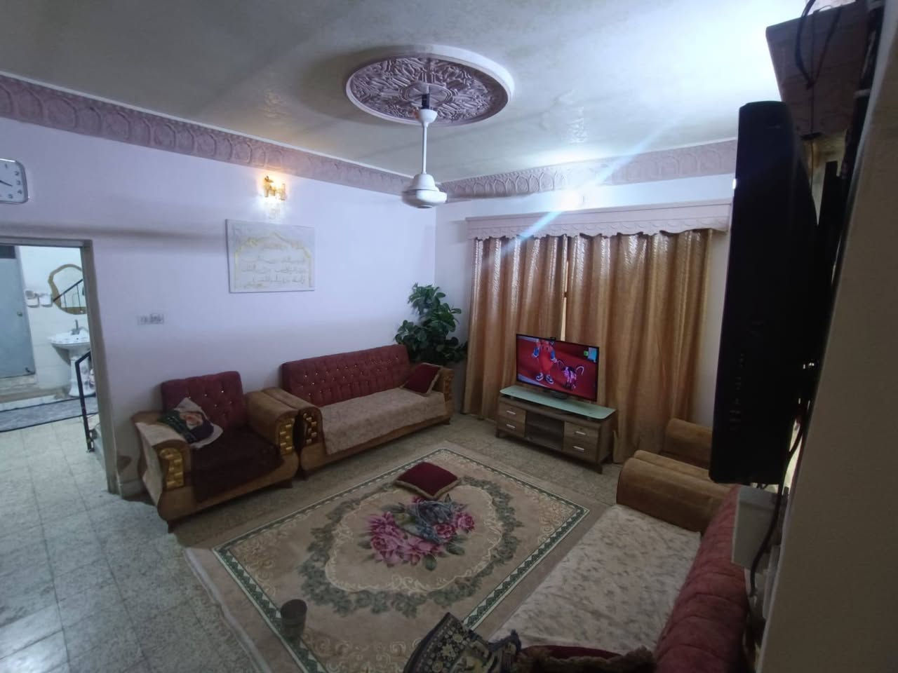 السلام عليكم بيت للبيع بل طوبجي محله 408 قريب على معمل راشي السلام مساحه 235 م واجهه 10 نزال 23.5 للاستفسار ***********

