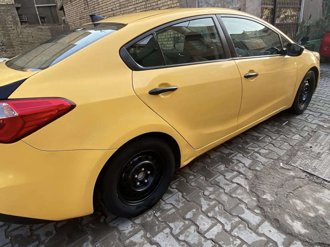 السلام عليكم
كيا فورتي البيع موديل 2016

حادثه جاملغ بنيد راجع نفسه

صور الحادث ماعندي بيه طخه باب 

سعر 107 بيه مجال بسيط مكان سيارة 

بغداد ***********
