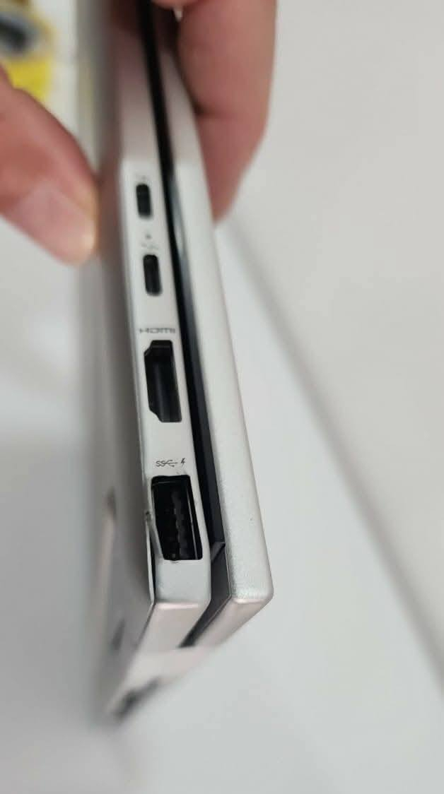 اللابتوب الانيق والفخم
HP Envy x360 2 in 1 
شاشة حجم 15 لمس قلابة 
 المعالج: Intel Core i7 – الجيل 13 (i7-1355U)
 الرام: 16GB DDR5
سرعة عالية (5200MT/s) 
التخزين: 512GB SSD
 كرت الشاشة: Intel Iris Xe Graphics 128MB  يوصل أعلى حسب الاستخدام (Shared)
توجد طخه خفيفه بالزوايا بدون تأثير على أداء الجهاز  موضحة بالصور 
السعر 850 الف 
بغداد الحارثية 
***********
