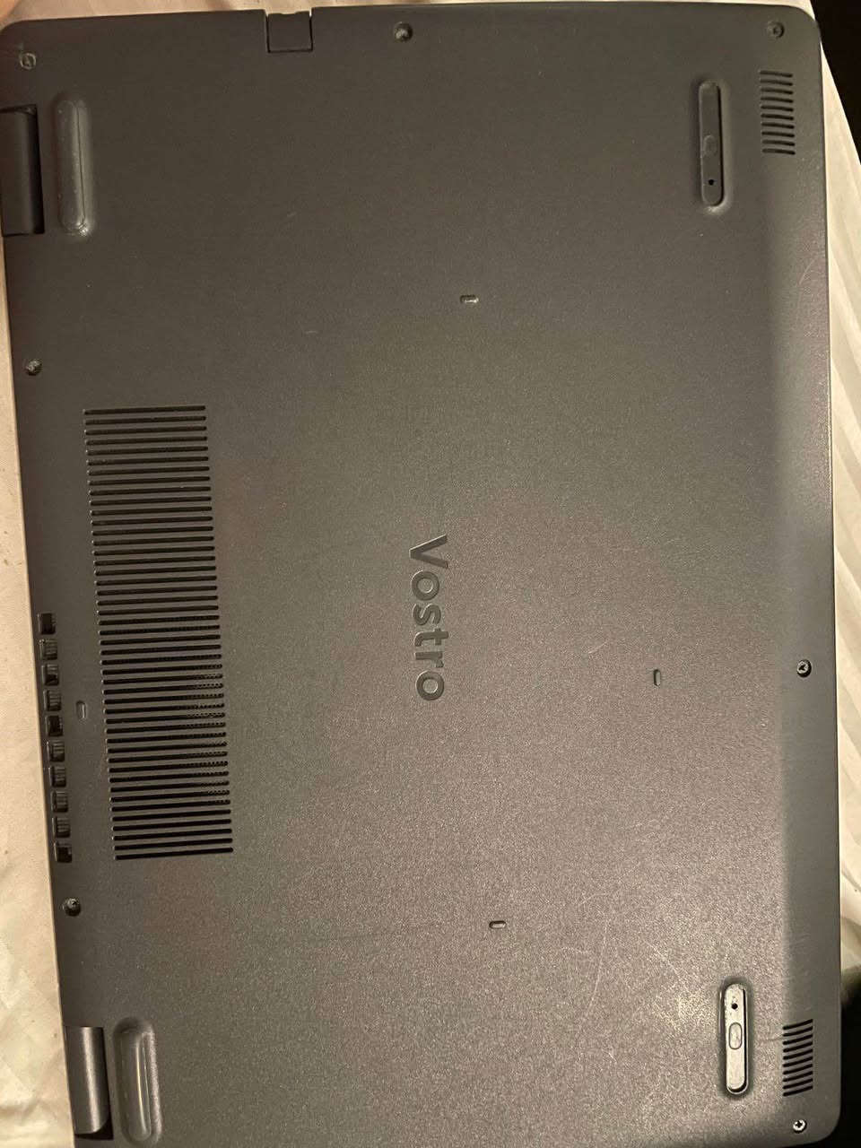العنوان: لابتوب Dell Vostro 3501 (الجيل العاشر) - مناسب للعمل والدراسة
نص الإعلان:
للبيع لابتوب Dell Vostro 3501 بحالة عملية ومستقرة، مناسب جداً للطلاب والمهام المكتبية.
المواصفات التقنية:
 المعالج: Intel Core i3-1005G1 (الجيل العاشر).
 الذاكرة العشوائية (RAM): 4GB.
 التخزين: 256GB SSD لسرعة تشغيل النظام.
 نظام التشغيل: Windows 10 Home (أصلي).
 لوحة المفاتيح: كاملة مع أرقام جانبية لسهولة إدخال البيانات.
ملاحظات حول حالة الجهاز:
 الشاشة: يوجد بعض البقع السطحية على الشاشة، وهي لا تؤثر على جودة الرؤية أو الاستخدام اليومي.
 منفذ الشحن: منفذ الشحن يحتاج إلى صيانة بسيطة، ومع ذلك، الجهاز يشحن بشكل طبيعي ولا يؤثر هذا الأمر على أداء الجهاز أو استخدامه.
 الملحقات: يأتي مع الشاحن الأصلي.
السعر 220 الف قابل للتفاوض 
الرقم *********** بغداد, العراق
