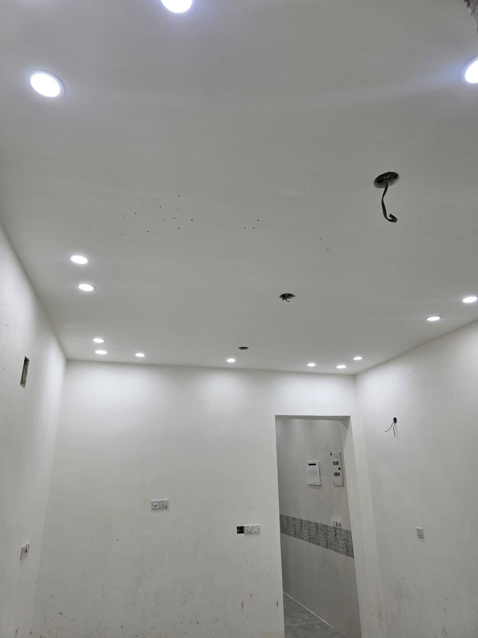 سلام عليكم بيت للبيع 60 متر بناء حديث 2026 زيرو محد ساكن بي بشارع الضغط الرفت 50 ارتفاع البيت طابق الاول 3.20 ارضيه بورسلين حمامات بورسلين اسباني درج مرمر تركي طابق الثاني غرفتين وحمام طابق الثالث غرفه وبيتونه وسطح  بناء البيت درجه اولى البيبان والشبابيج اللألمنيوم (اتصال *********** )
