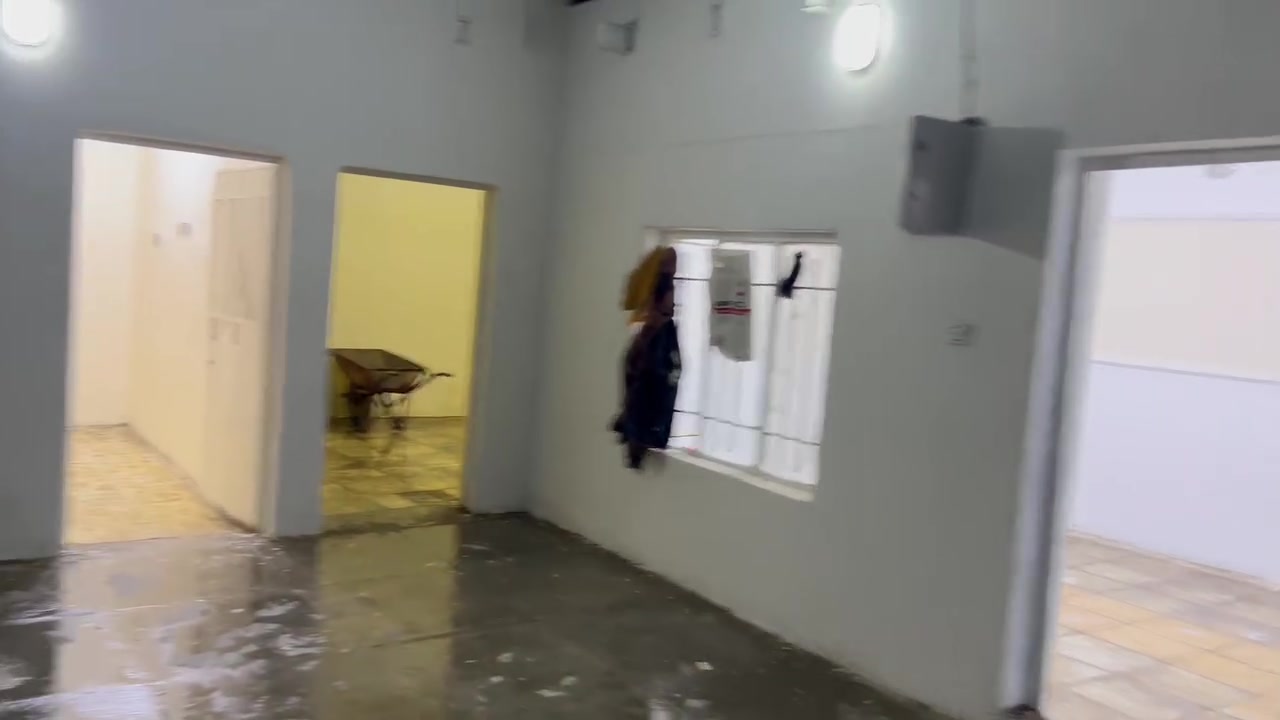 السلام عليكم بيت 100 متر 10*10  
ابدايه حي المنتظر يم المدارس صاير بنهايه كراج الداخل 
بيت كلش نظيف ومثل ما موضح التفاصيل بالمقطع 
السعر 45 وبيه مجال للطيبين 
 الرقم / ***********
