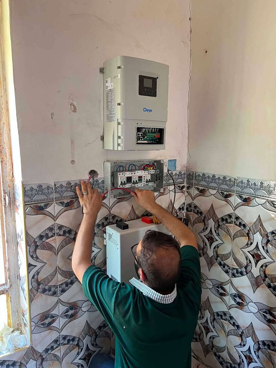 🏚️ كل شهر تدفع للمولدة… وكل شهر تنتظر ساعات التشغيل وتتحمل الأعطال والضجيج وارتفاع الأسعار.

أما الطاقة الشمسية فهي قرار يُدفع مرة واحدة… وتستفيد منه سنوات.

🏡 اليوم بيت جديد في قرية السادة  الاعرجيه المناصير خرج من دائرة الاشتراك والمولدات، ودخل مرحلة الاستقرار والطاقة النظيفة.

لم نركب منظومة لأن سعرها الأرخص…
بل لأن صاحب المنزل أراد منظومة تعيش، وتتحمل، وتعمل عندما يحتاجها.

☀️ 5 ألواح LONGi X10 الأصلية
⚡ انفيرتر Deye 6KW
🔋 بطارية ليثيوم Deye 5KW

النتيجة:
✔ تشغيل نهاري حتى 10 أمبير
✔ تشغيل ليلي حتى 6 أمبير لمدة 6 ساعات
✔ استقرار في الكهرباء وتقليل كبير للاعتماد على المولدات

الفرق بين منظومة وأخرى ليس في السعر…
الفرق الحقيقي يظهر بعد سنة وسنتين وخمس سنوات من التشغيل.

نحن لا ننافس بالأرخص…
ننافس بالعمر الافتراضي، والكفاءة، والضمان، وراحة الزبون.

📞 للاستفسار والحجز:
***********
***********
***********
