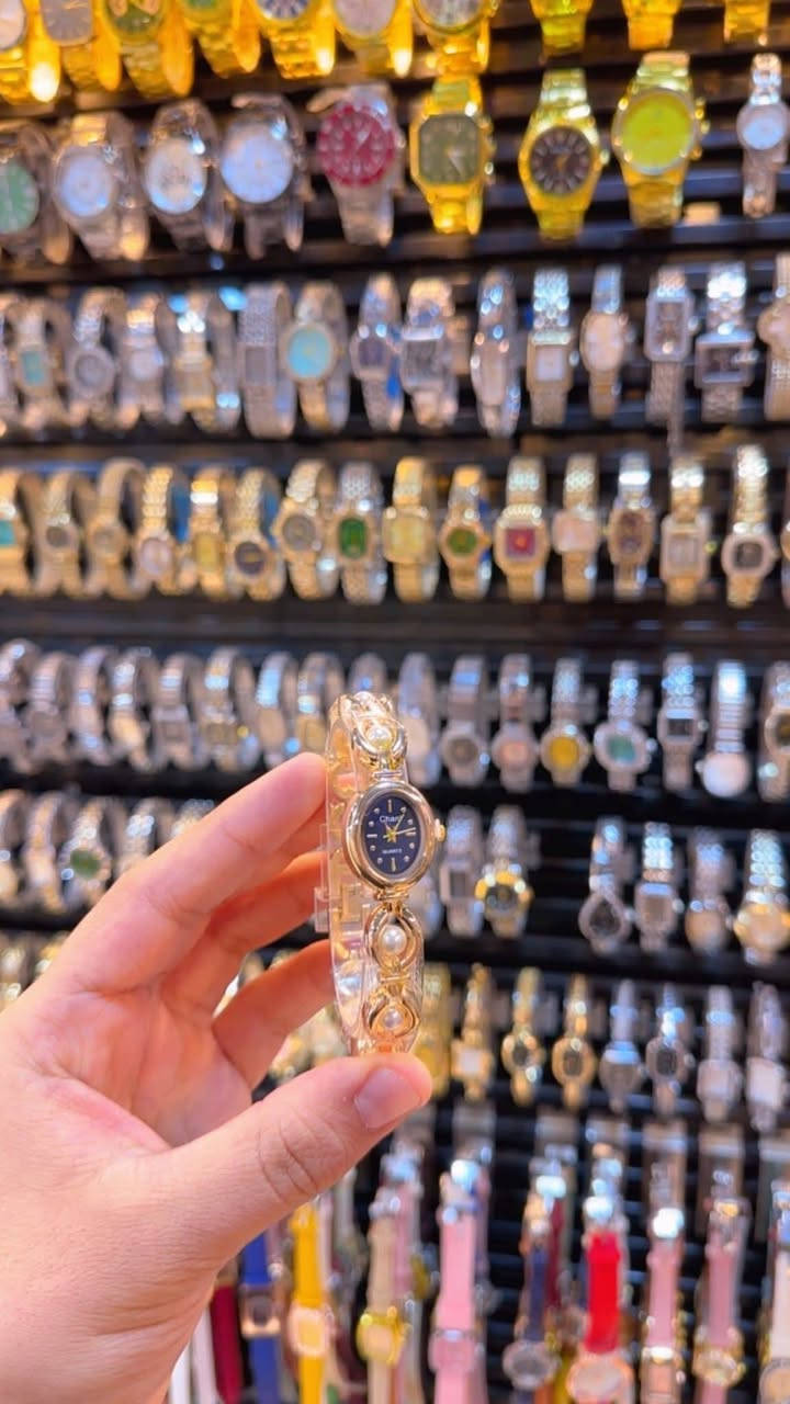 ساعات نسايه ورجاليه سعر القطعه 5000توصيل مجاني واتساب ***********
