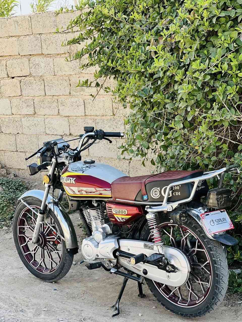 سيفان موديل 2024 لو ماروني دراجة كفالة عامة نقص بس الايت العالي الباقي كلة مكفول وشغال مكينة مكفولة اوراق وحدة كارتونية دراجة ع وضع البلاد مكاني شهربان جسر عوني هـ  *********** 
سعر 700 وبيها مجال للشراي 
مو شراي لا تراسل ولتنطي سعر من يمك خوش
