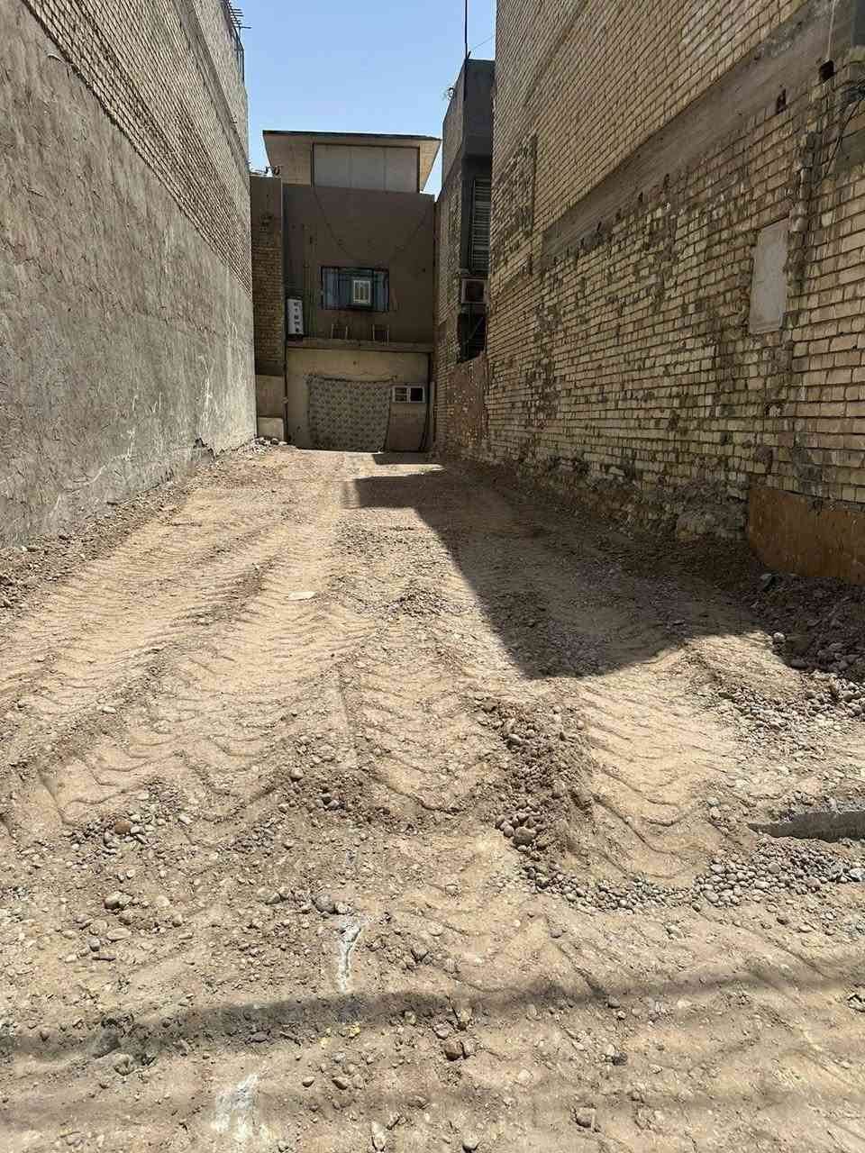 قطعة أرض للبيع
📐 المساحة: 100 م²
📏 الواجهة: 5 م
↔️ النزال: 20 م

📍 الموقع: خلف حلويات ماكنتوش
🧱 الحالة: محدودة وجاهزة للبناء
📌 موقع مميز وخدمات متوفرة

📞 للاستفسار أكثر:
مراجعة شركة الأقمار – البنوك – شارع الكنيسة
أو الاتصال على: ***********
💬 متوفر واتساب
