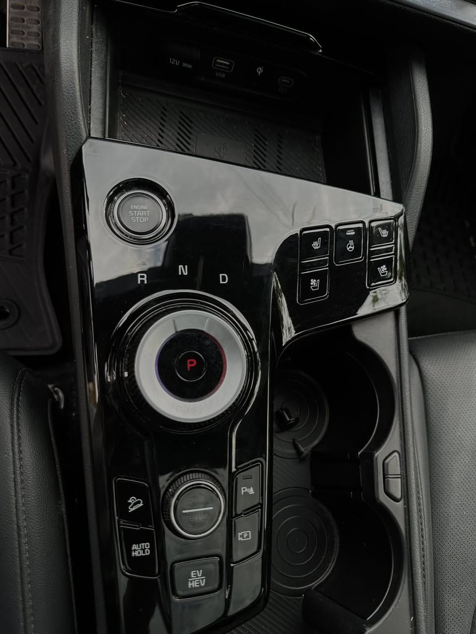 kIA SPORTAGE Sx-Prestige 2024 1.6 Hybrid plug-in
*plug-in*بلكن
.
*أعلى مواصفات برستيج (بلكن )ثلاث انظمه قياده
(شحن +هايبرد + بانزين) قليله ونادره خصوصا بهل النظافه 
والمواصفات …

ماشيه 13 الف مايل 

* المواصفات كلش هواي وموضحه بالصور اعلى شي بيه
فور ويل AWD
تقديم وترجيع بالريمونت
بنوراما 
كاميرات 360 درجه
حساس امامي وخلفي+ رادارات 360 درجه
كشنات جلد+ تدفئه وتبريد كشنات + ستيرن هيتر
جنطه كهرباء 
كير ماوس
لد داخلي متغير الالوان
كشن خزن ميموري

🚗الحادث كما موضح بالصور بدون صبغ نهائيا فقط جاملغ مبدل اصلي نفس اللون وبدون اي ضرر داخلي بدون لغد وبدون ايرباك جميع الايرباكات سليمه 🚗

المكان بابل - الحله

***********

السعر 238$ والرقم مجاني على الدوله تترقم جميع المحافظات.
