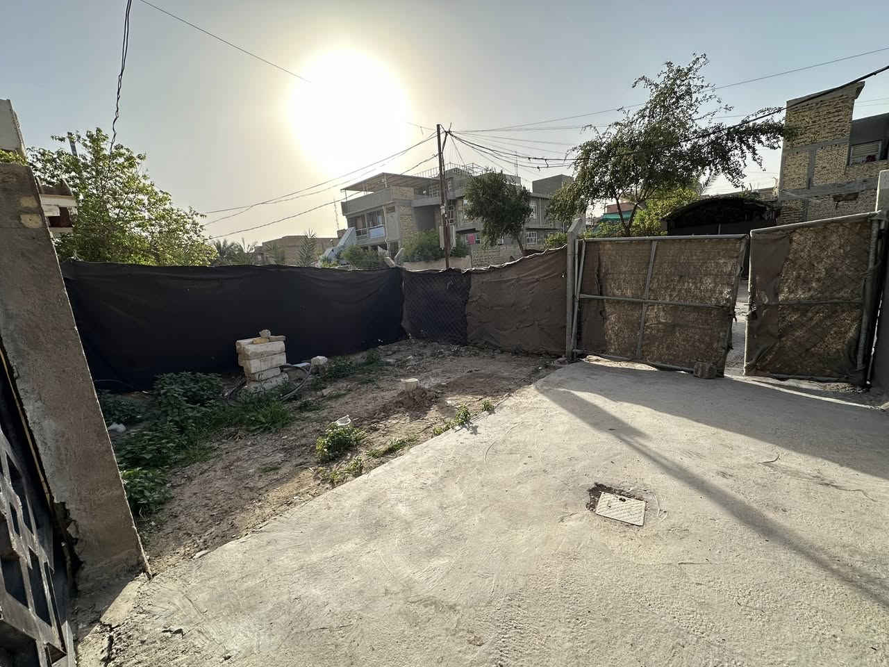 ✅ #دار_للبيع ___طابو صرف_ بأسم شخص واحد ✅

🏗️📍المــــــــوقع// أبي غرق__حي الحسين خلف التجاري 

✏️المســـــاحة// 150 متر _ واجه 7.5م✖️نزال 20م

🧱✅بناء 2010 عالي ع شارع_عرض الشارع 30متر✅🧱

⭕️علماً الدار 🏠 فارغ استلام مباشر 

🧱🧱طـــابق الأول // يحتوي ع (غرفة نوم 🛌 ➕مطبخ➕هول➕ صالة➕ مجمعات صحية عدد 2➕كراج سيارة 🚙➕حديقة

🧱🧱طابق الثاني// 2غرف نوم  🛌 ➕هول

 🏫📚نستقبل جميع عروض البيع و ترويجها بإعلانات ممولة 
      للمزيد من التفاصيل الاتصال او المراسلة خاص 

حسين السعيدي ***********_ ***********
حجي حسن السعيدي ***********          
علي السعيدي ***********_ ***********

 📍موقع المكتب  📌 الحله - حي الامام علي(ع)_قرب المول الجديد _مقابل مجمع الوافي
