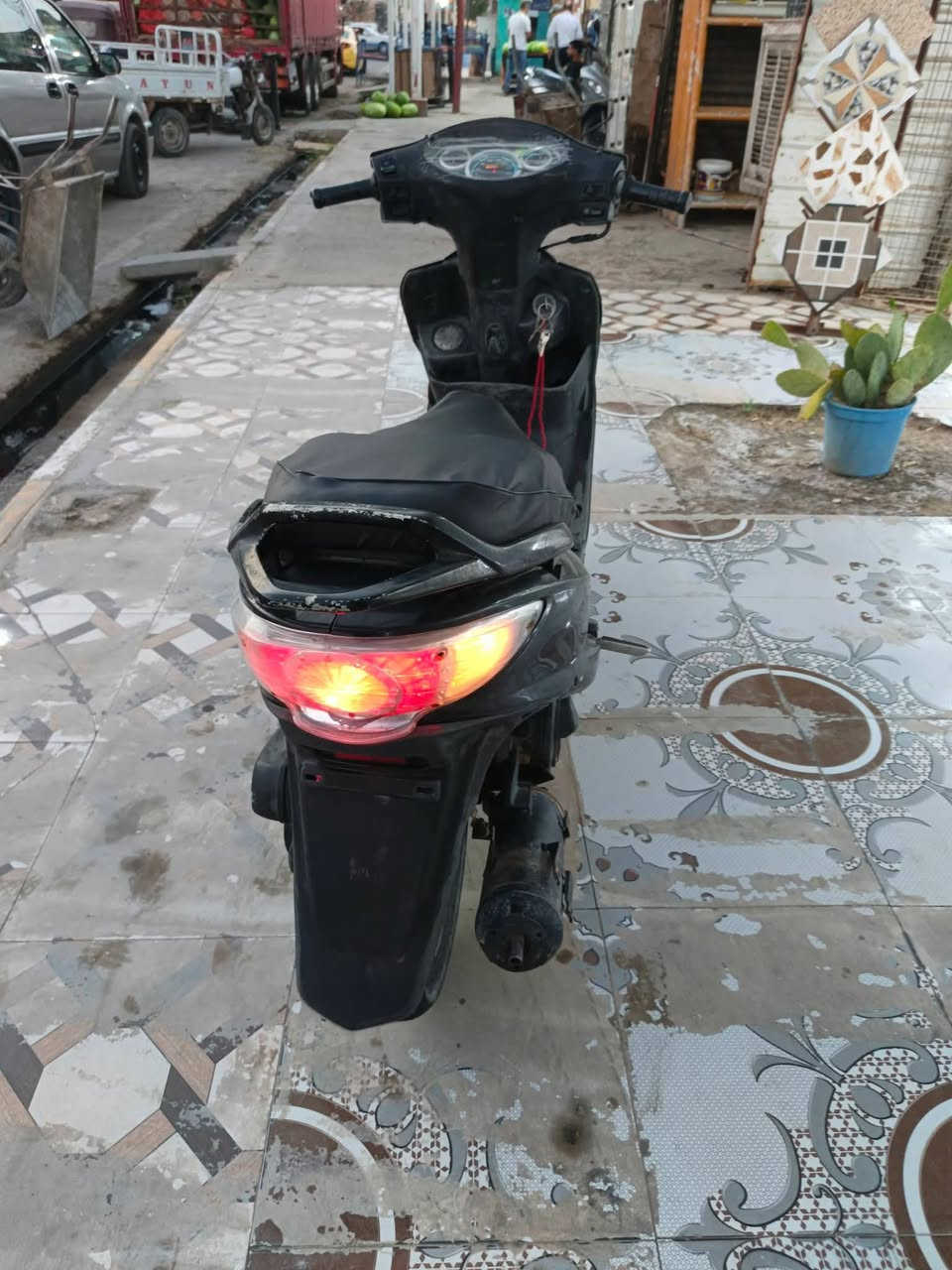 السلام عليكم دراجه جي فور جاهزه نكره سلف بس ولفات مبدل بيه دراجه خير من الله نضيفه كلش لسعر 300 العنوان قضاء الرفاعي رقم التلفون ***********
