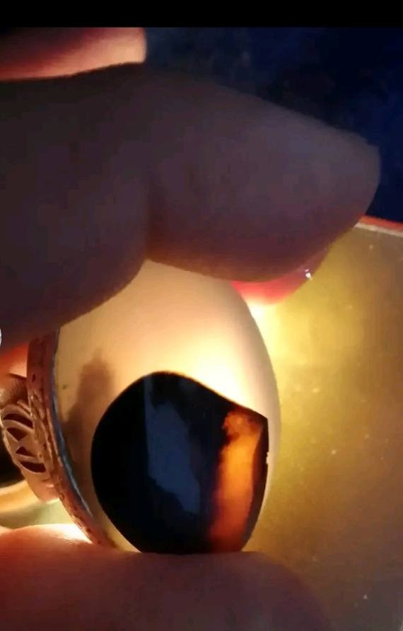 اللهم صل على محمد وال محمد انظروا الى هذه الحجره اليماني سبحان الذي صورها بهذا الشكل تحمل هذه الحجره صوره ابو الفضل العباس ابن امير المؤمنين عليه السلام وقبه العباس عليه السلام وضعنا الامام الحسين من اجى من المدينه الى كربلاء المقدسه***********
