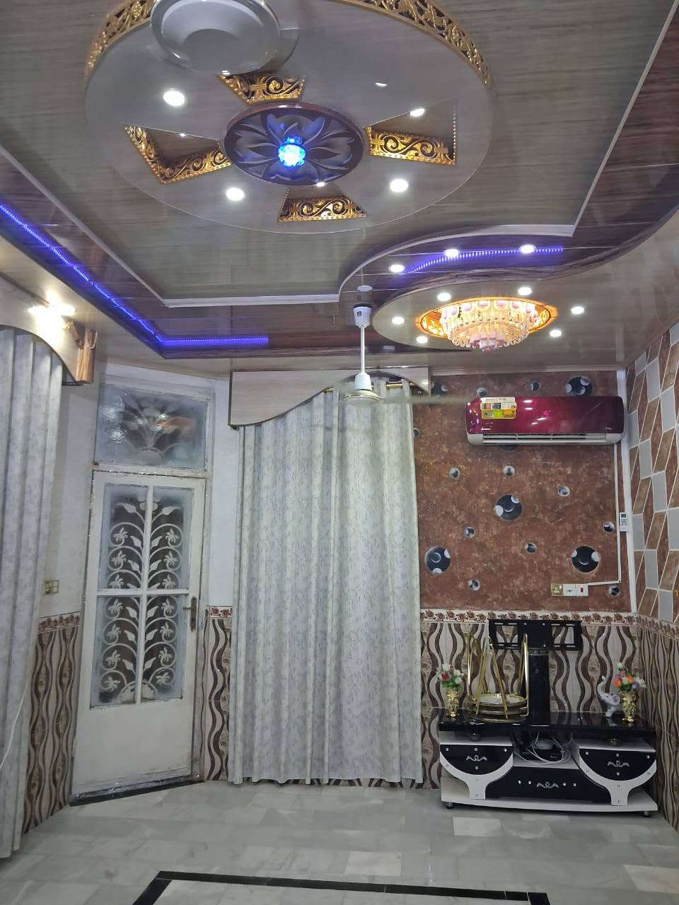 بيت خلف الملعب شارع حسن المجتبى المساحه ٢٠٠م بناء طابوك مسلح يتكون من غرفتين وبراني وصاله خدمات كامله للإستفسار على الرقم ***********أو مراجعه مكتب الجبل البندقيه مقابيل علوه المخضر
