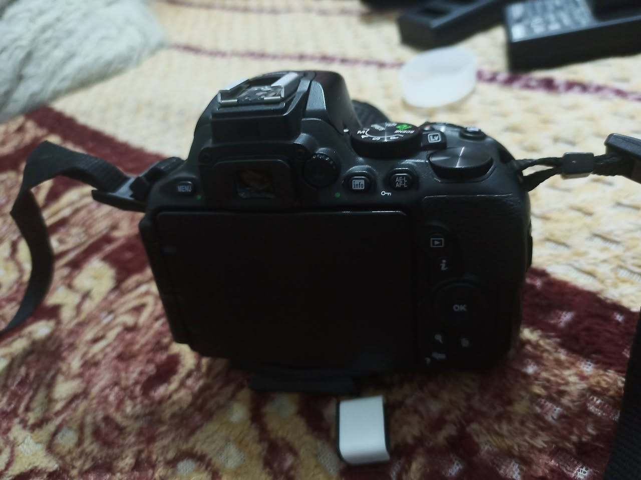 السلام عليكم كاميرا نيكون 5600 نضيفه استخدام شخصي بسيط للبيع شرط شترها قليل لان استخدام بسيط الملحقات الي بالصوره كلها وياها سعرها 700 وبيها مجال للشراي مكاني ديوانية الحمزه الشرقي
‏عدسة رياضي 70-300
‏عدسة واسعه
‏ستاند 
‏3 بطاريات
‏شاحنه ثنائي وخارجي
‏وجنطه 
‏وفلاش 
‏وحتى كارتونها بعده موجود ***********
