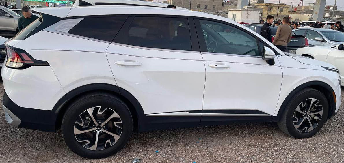 سلام عليكم
سبورتج موديل 2024 حره بدون رقم بسمي
اللون ابيض 
وارد امريكي حادث خفيف بنيد وجاملغ بدون دواخل 
مواصفاتها :-
السيارة ماشية 20 ميل جاية من امريكا ماشية يعني 
1. محرك 2500 
2. كير 8 نمر 
7. شاشة كبيرة على طول  الدشبول تدعم  ابل كاربلاي واندرويد اوتو وفول تحكمات
8. كيجات الكترونية متغيرة حسب الوضعيات
9. انظمة القيادة : سبورت - سمارت - نورمال
12. اضواء ترحيب عند الاقتراب مع ترحيب داخلي عند الصعود او المغادرة
13. شحن وايرليس
14. منافذ تايب سي عدد 3 مع 2 في الكشنات ومنفذ يو اس بي ومنفذ جداحة
15. هاند بريك بصمة
18. فول رادارات امامية وخلفية وجانبية . نقطة عمياء وحساسات امامية خلفية 
19. تحديد مسار ذكي
22. كروز سرعة
23. تدفئة كشنات 
24. سستم صوت هارمن 
27. ويل كب حجم 19 وحساس اطار ،        
28. اشاير بالمري
29. تشغيل عن بعد
30. شاشة لمس متغيرة لتحكم الميديا او لتبريد
31. ستيرن فول تحكمات
32. السيارة 2 ويل يعني المرغوب بل سوك 
المكان البصرة 
الهاتف *********** البصرة, العراق
