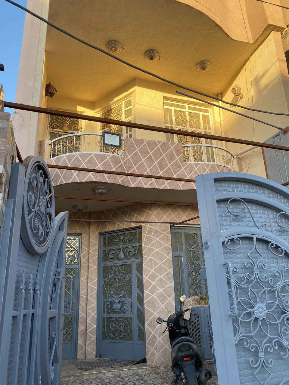 مشتمل مساحة ١٠٠متر للبيع بناء حديث طابو صرف العنوان منطقة الكاطون الرازي شارع المدارس مقابل مدرسة الشام يتكون من كراج سيارة وصحيات واستقبال وصاله ومطبخ وغرفتين نوم وصحيات طابق ثاني ومخزن مجاري خفيف وثقيل خارجيه وماء إسالة جيد 
مع الأثاث لتواصل واتساب ***********
