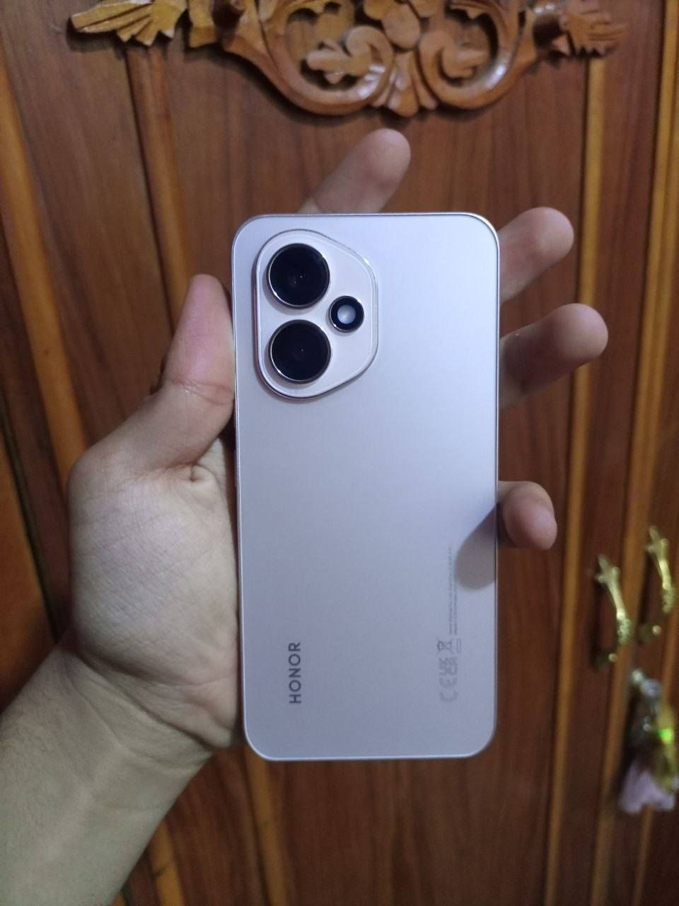 السلام عليكم ورحمة الله وبركاته هونر 400 جهاز نظيف جداً تجي وتشوفه صارلي شهر ونص من مشتريه، اشتريته 480 واريده 425 وبي مجال الشراي الذاكرة 256 العنوان الحيانيه الثالثه خلف جامع سيد نعمه الشوكي الرقم *********** مواصفات الجهاز بمواصفات قوية تشمل شاشة AMOLED بمعدل تحديث 120Hz، ومعالج Snapdragon 7 Gen 3، وكاميرا رئيسية 200MP، وبطارية ضخمة 6000mAh مع شحن سريع 100W، بالإضافة لدعم 5G، وذاكرة وصول عشوائي (RAM) تصل إلى 12+12 جيجابايت، ويعمل بنظام Android 15 بواجهة MagicOS 9، ويتميز بمقاومة للماء والغبار (IP66) ومكبرات صوت ستيريو وتصميم متين معتمد ضد السقوط.
