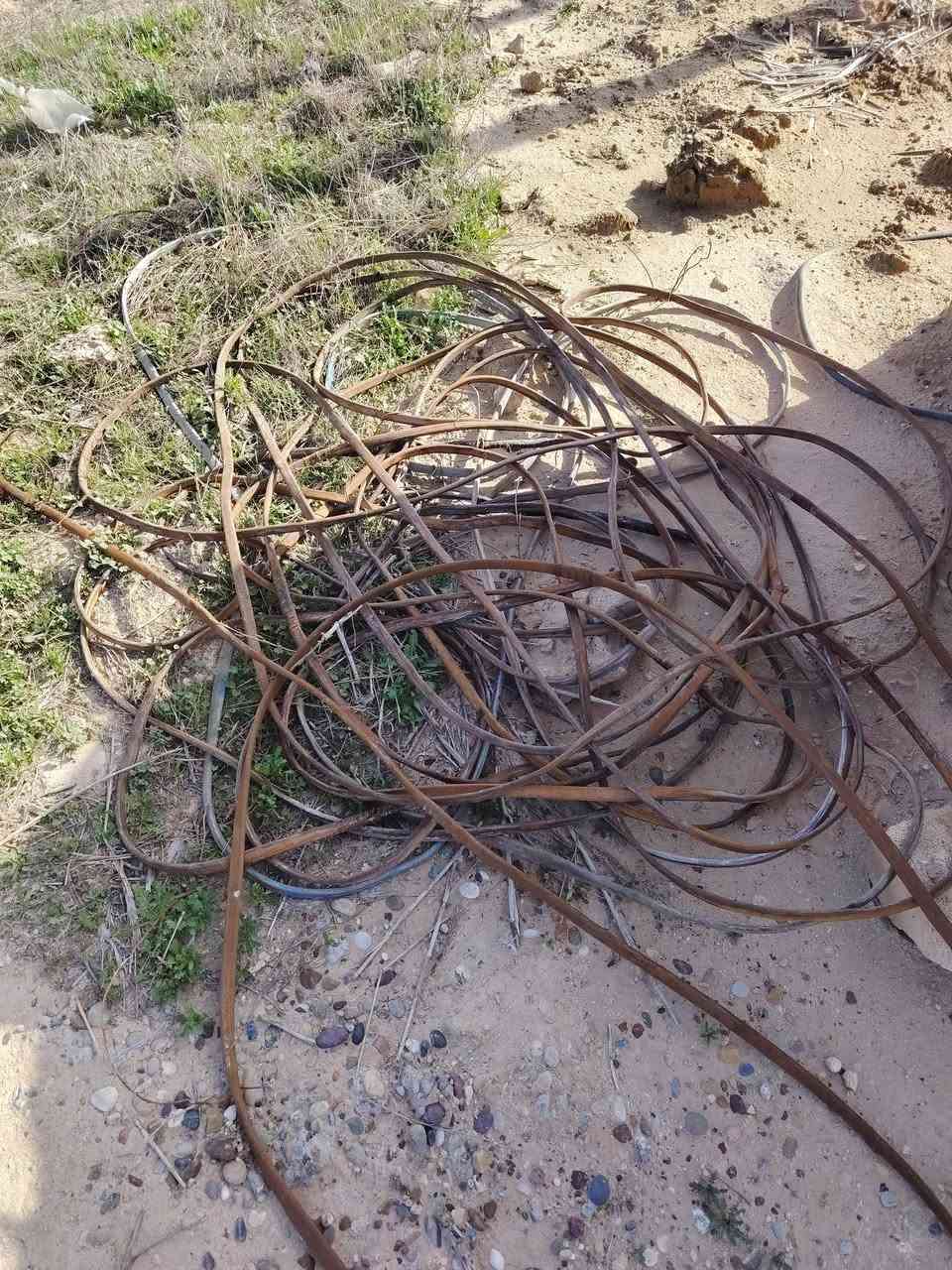 السلام عليكم طاقم كامل للبيع كيبل 70 متر زائد بوري 10 ابو السته زائد ماطور ستاندر زائد بامب 66 زائد ستاستر ***********
