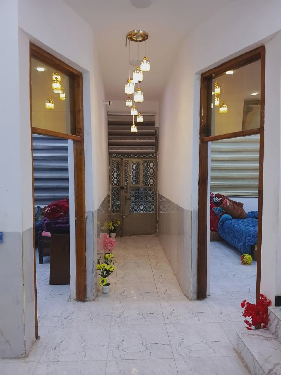 سلام عليكم
بيت للبيع مساحته١٧٠ متر+١٠٠متر تشجير على السده 
والبيت بي واجهيتين وجه على ااسده و الوجه على  سكينه زراعي 
سند٢٥زراعي 
موقع البيت زراعي سكينه٨/٢
***********
يحتوي على غرفتين نوم 
و صاله 
وستقبال 
ومطبخ 
ووغرفه طابق ثاني سندويج
