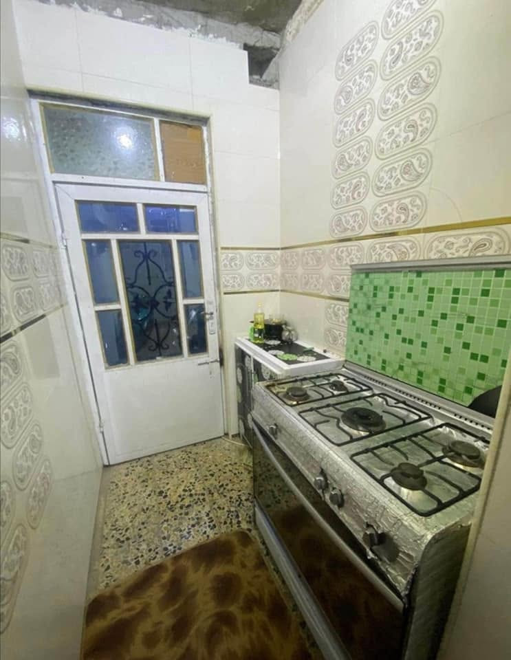 بيت للبيع مساحه 100 متر 
 بيت نضافة 90 /100
بيت طابق ونص

طابق اول استقبال مطبخ حار بارد  صاله غرفه حمام مكشوفه
طابق ثاني صاله وغرفه جبيره  وسطح

موقع  كوفه حي ميسان شارع شريط  قطاع 73 من صوب ساحات
 رقم هاتف : ***********/ *********** النجف, العراق
