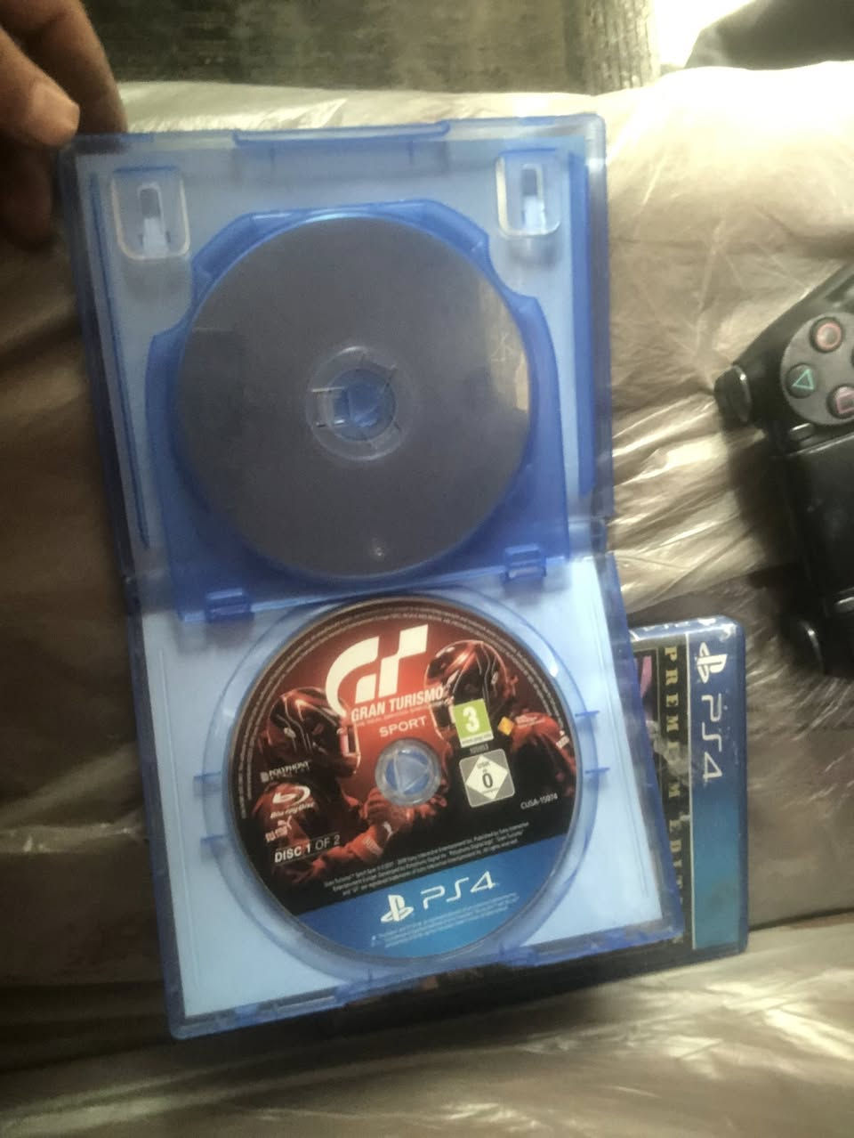 سلام عليكم شباب عندي يده بلي 4 اصلي وعندي اقراص ادرايفر + لعبه جزئين لعبه حلو تخبل ماعرف اسمها😂 للبيع ***********
